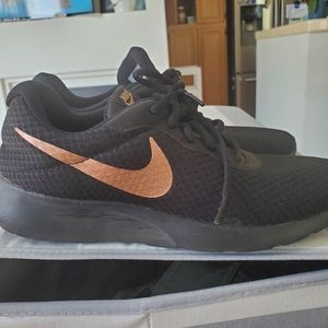 ☀️Womens Nike size 12